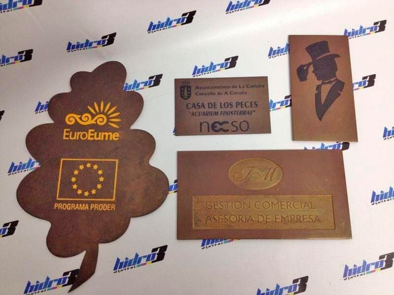 Placas cortadas y grabadas con láser de CO2 en A Coruña