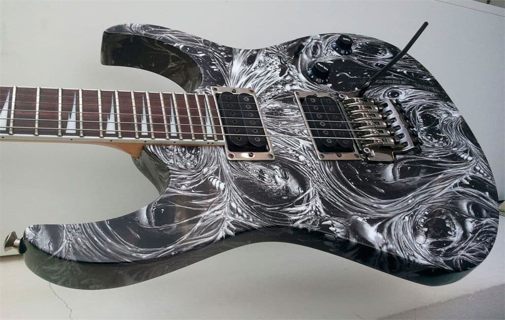 Guitarra eléctrica decorada con hidroimpresión en el taller de Hidro3 Dixital