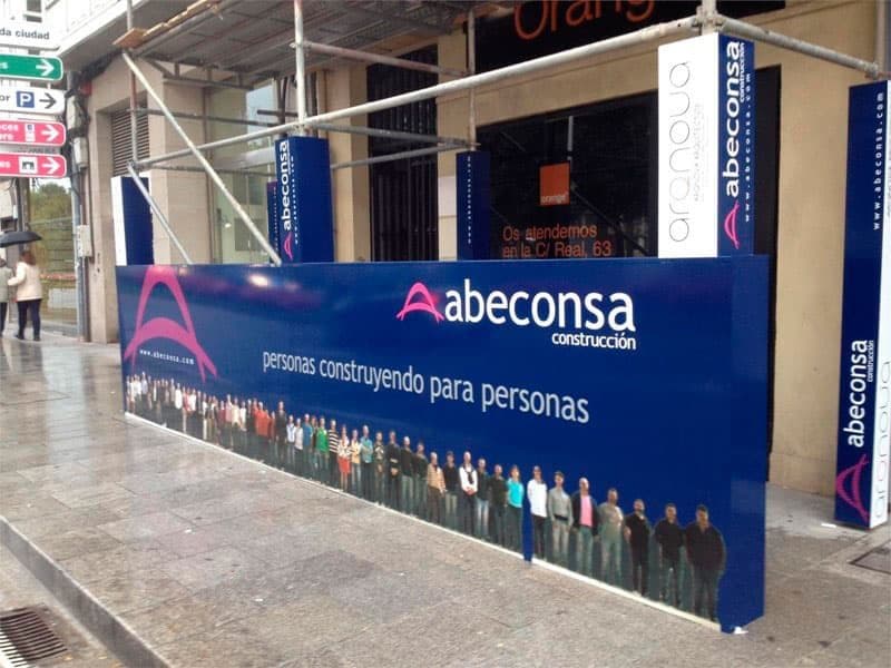 Rotulación comercial en la fachada de una constructora de A Coruña