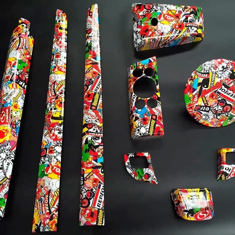 Piezas decoradas con hidroimpresión en el taller de rotulación de Hidro3 Dixital en A Coruña