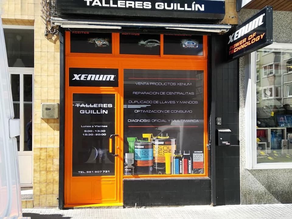 Rótulo de fachada con banda y banderola para un taller en A Coruña