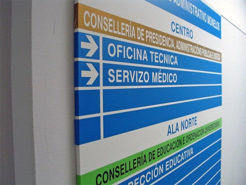 Directorio de señalética de un edificio institucional en A Coruña