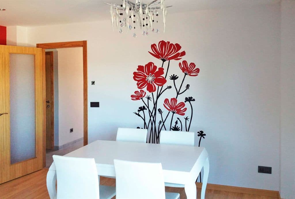 Vinilo de corte decorativo aplicado en la pared de un salón en A Coruña